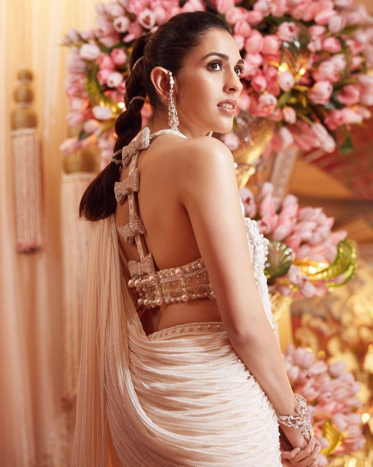 Her blouse with bows on the back added an extra touch of glamour to the look. 