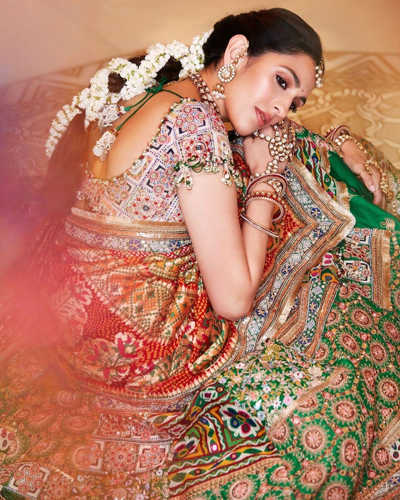 The look exuded a traditional Gujarati ensemble as she accessorised with kundan jewellery. Shloka amped her look with a braided hairstyle adorned with a string of flowers. 