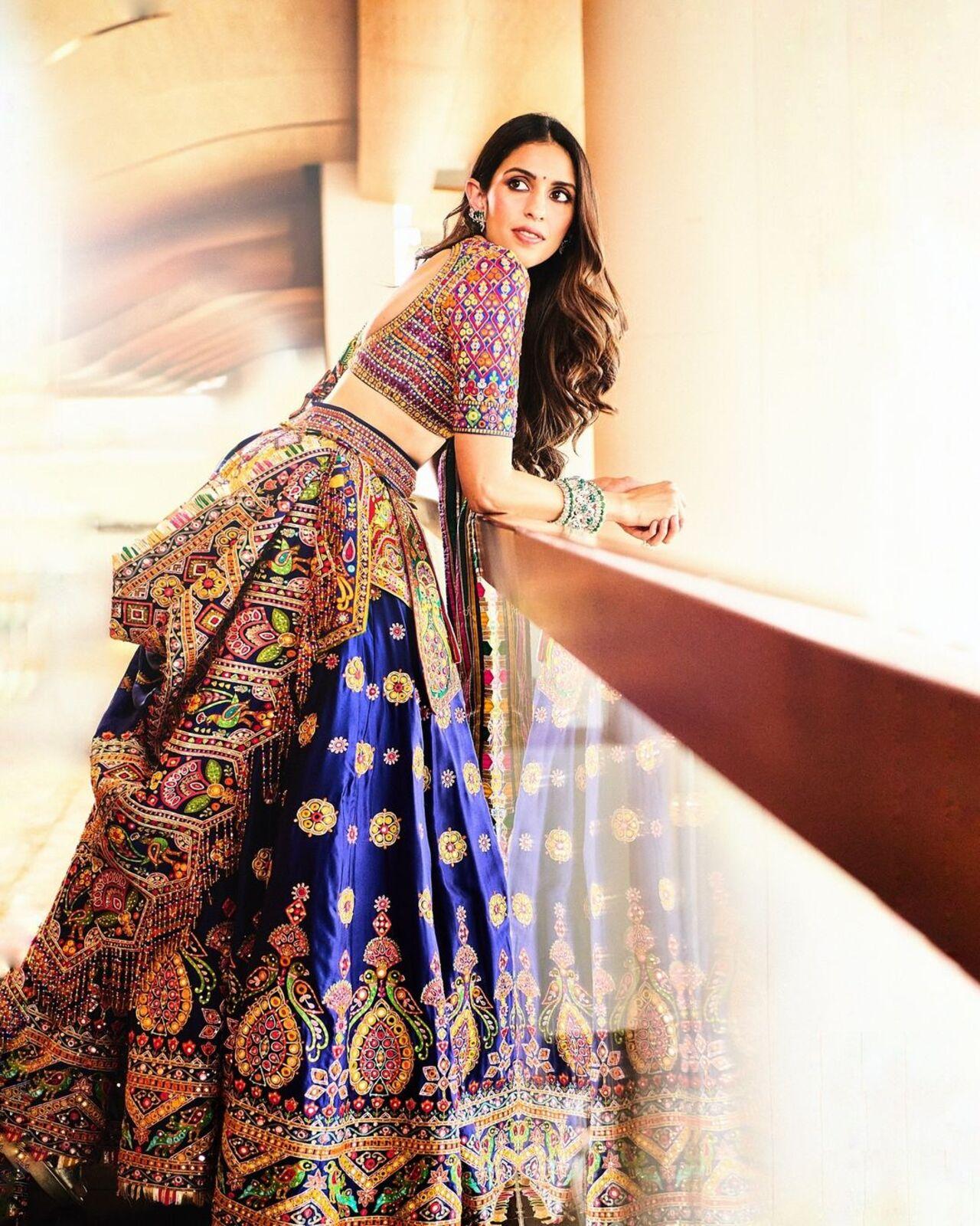 She wore a Rabadi Tharad ghagra with a matching ‘toran’ enveloping the waist. The ensemble had a base of royal blue that was adorned by hand with multicolor resham embroidery highlighted with mirrors and stones.