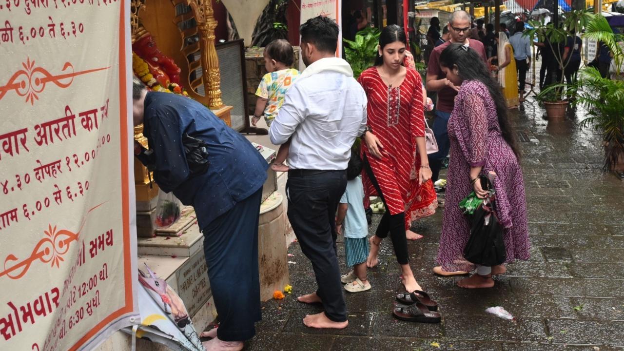 Many devotees fast on Mondays, known as Shravan Somvar, to seek Lord Shiva's blessings. These fasts are thought to cleanse the soul and bring prosperity and happiness