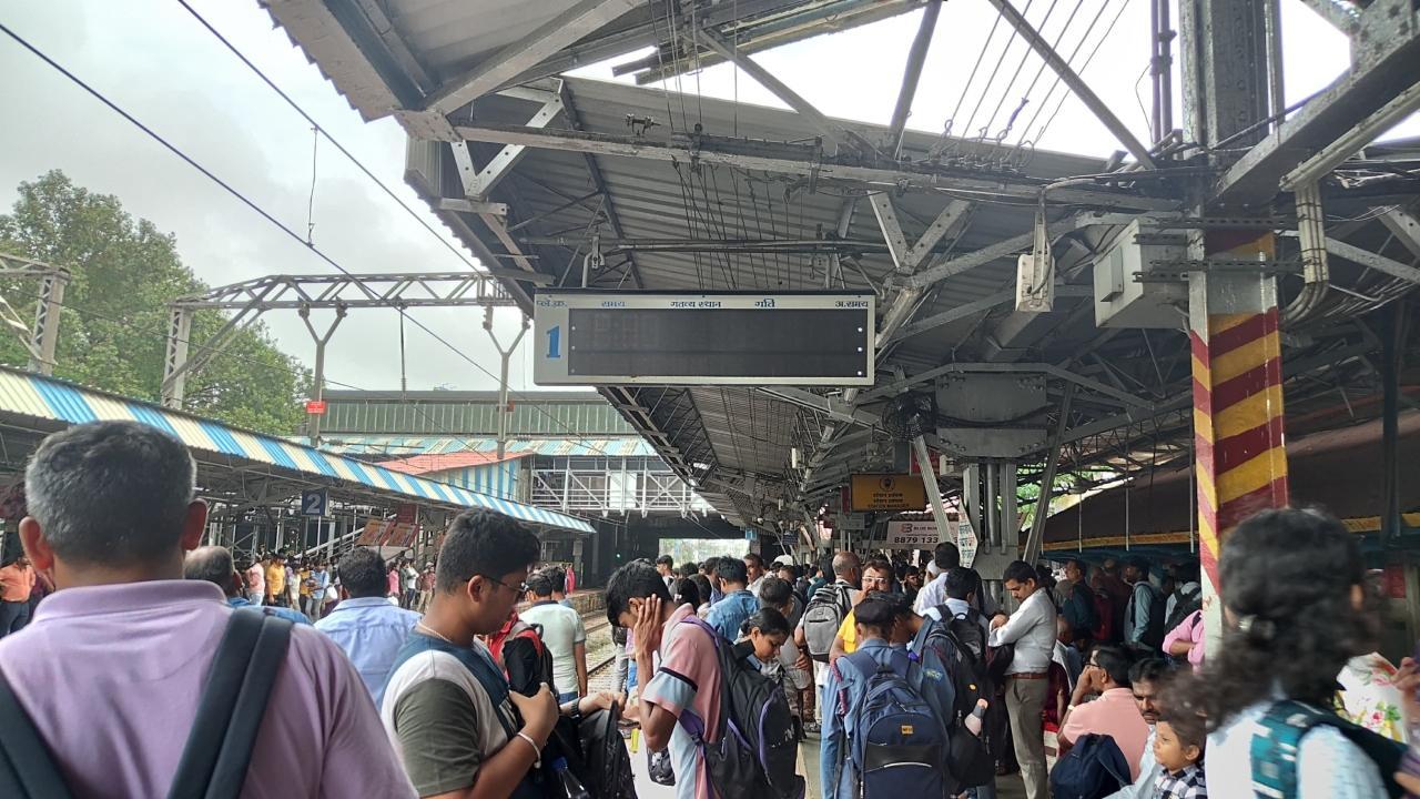 Mumbai: Commuters suffer, walk on tracks as CR goes mum on signal failure