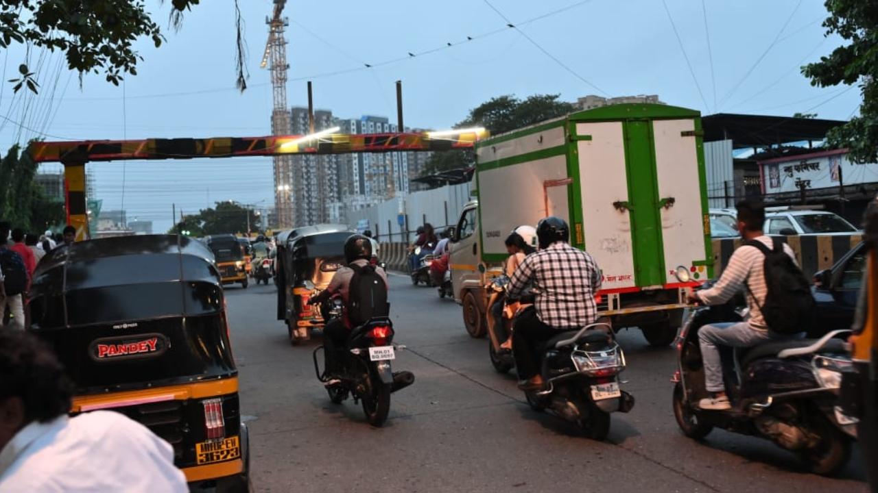 Constructed in the year 1912, the Sion Bridge is a vital link connecting Dharavi, LBS Road, and the Eastern Express Highway