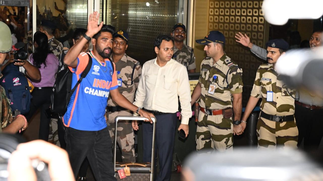 Mohammed Siraj receives a warm welcome from fans at Mumbai airport