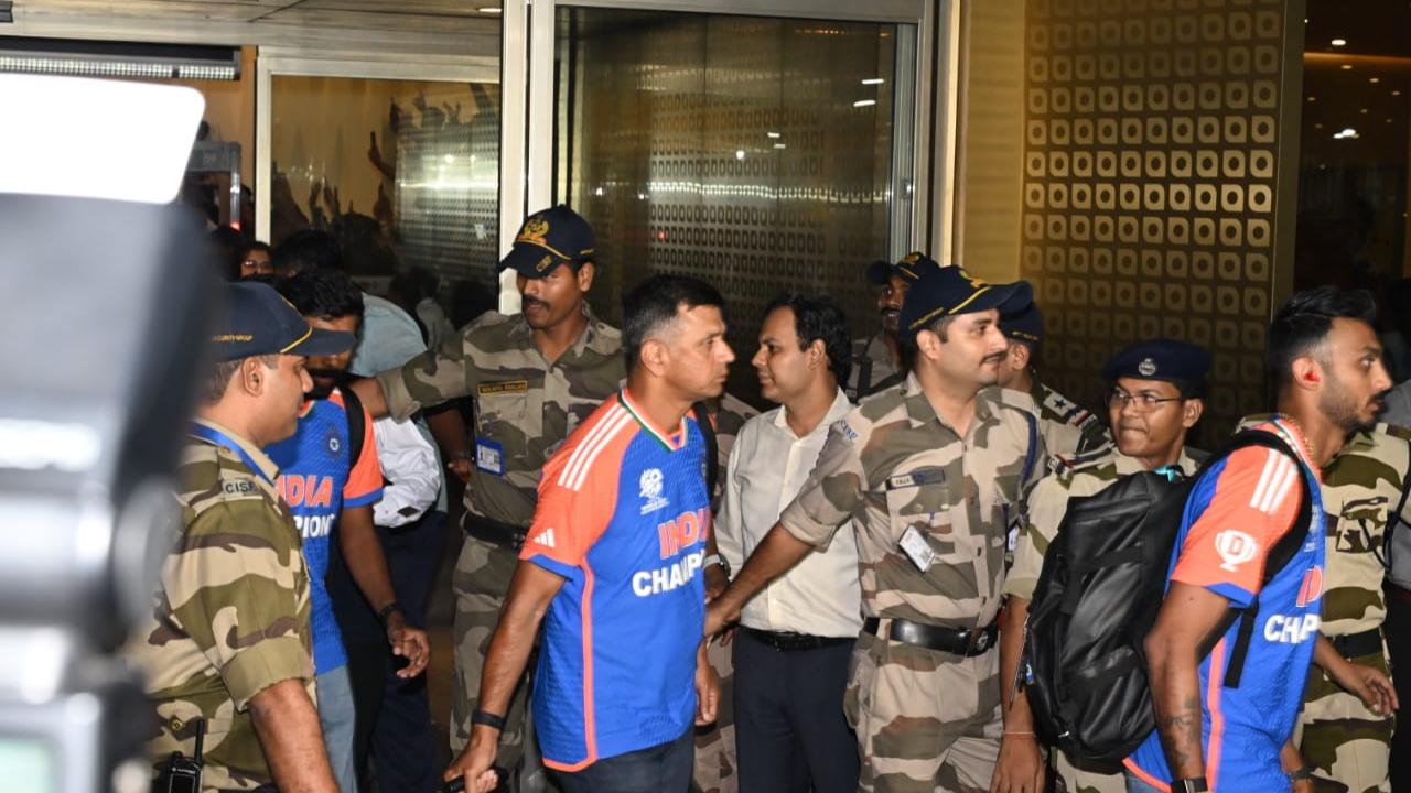 Rahul Dravid arrives to a warm welcome from fans in Mumbai
