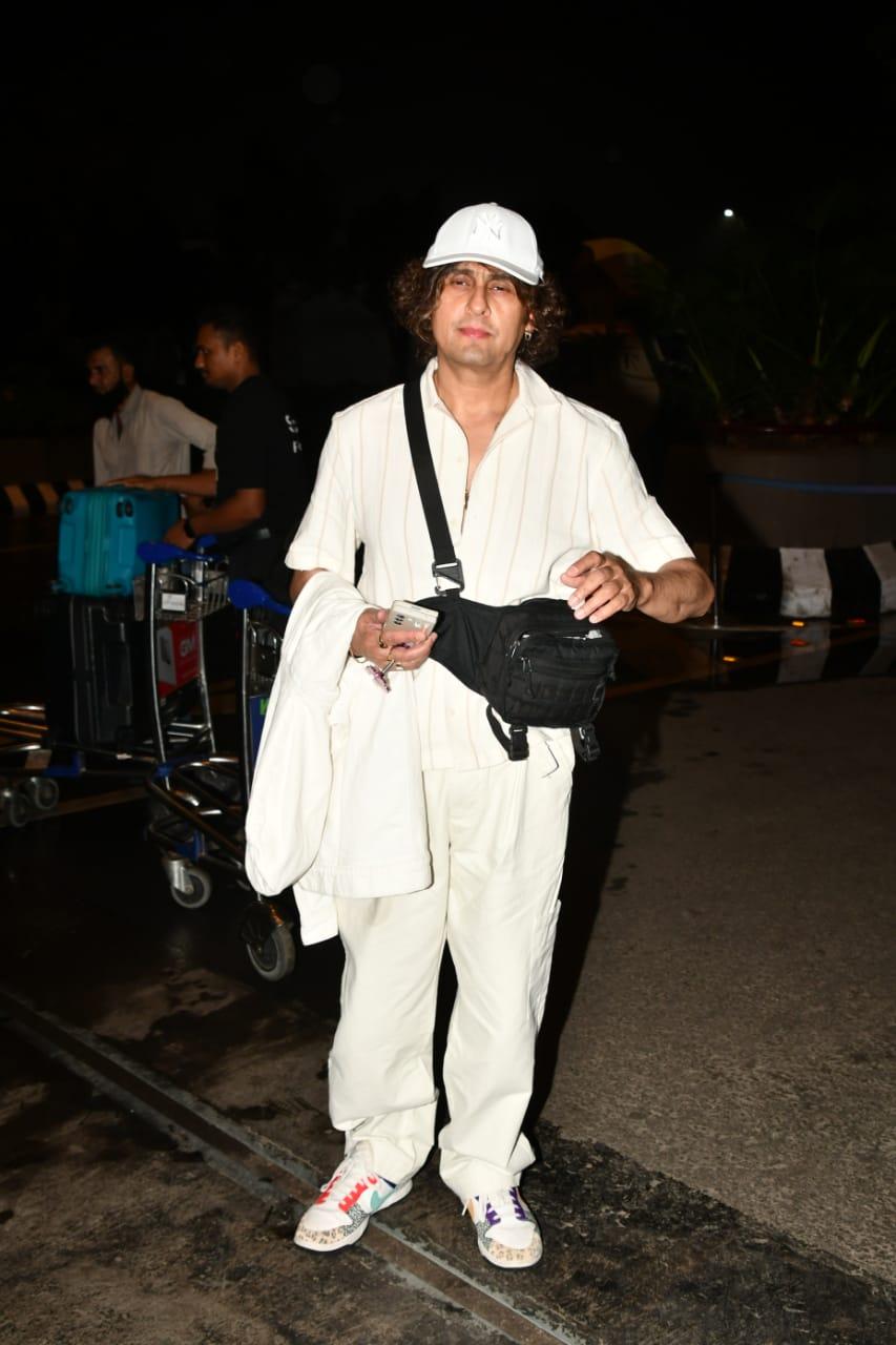 Sonu Nigam aced his airport look in an all-white outfit. To be honest, it needs guts to wear white in this rainy season