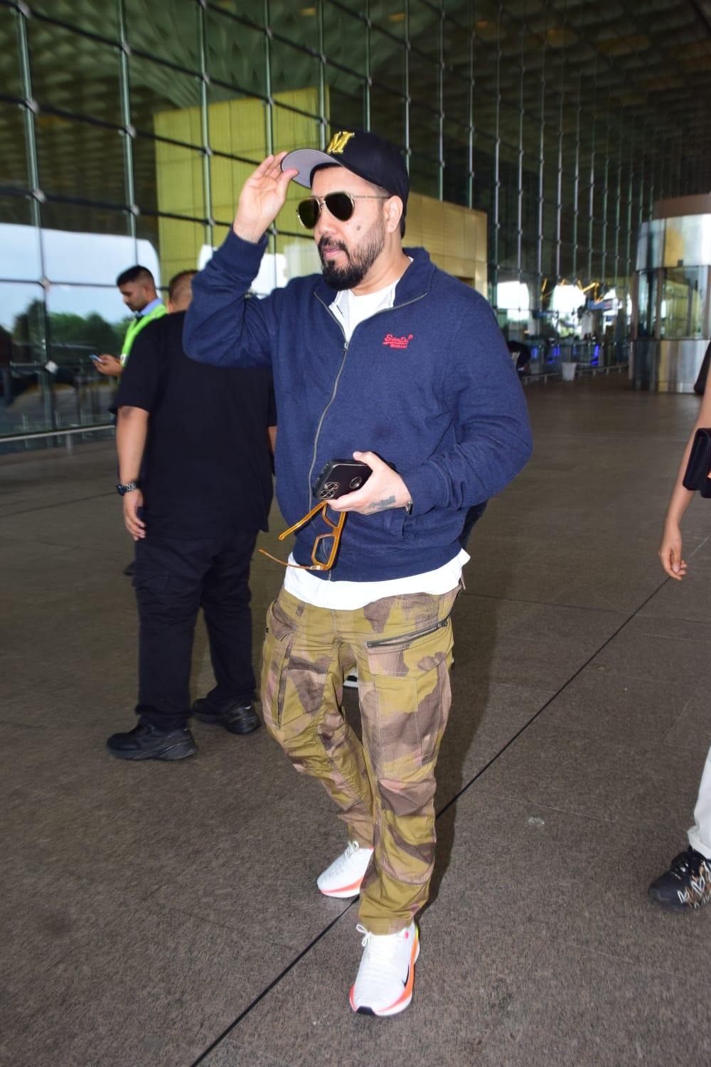 Mika Singh looked cool. If you want to look style this outfit can be your perfect inspiration