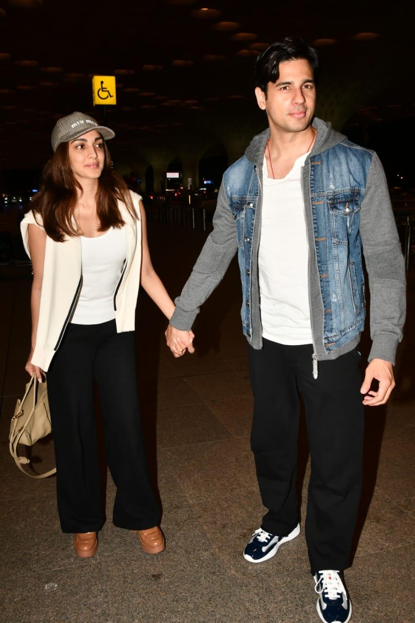 Sidharth Malhotra and Kiara Advani melted hearts as they walked hand-in-hand at the airport