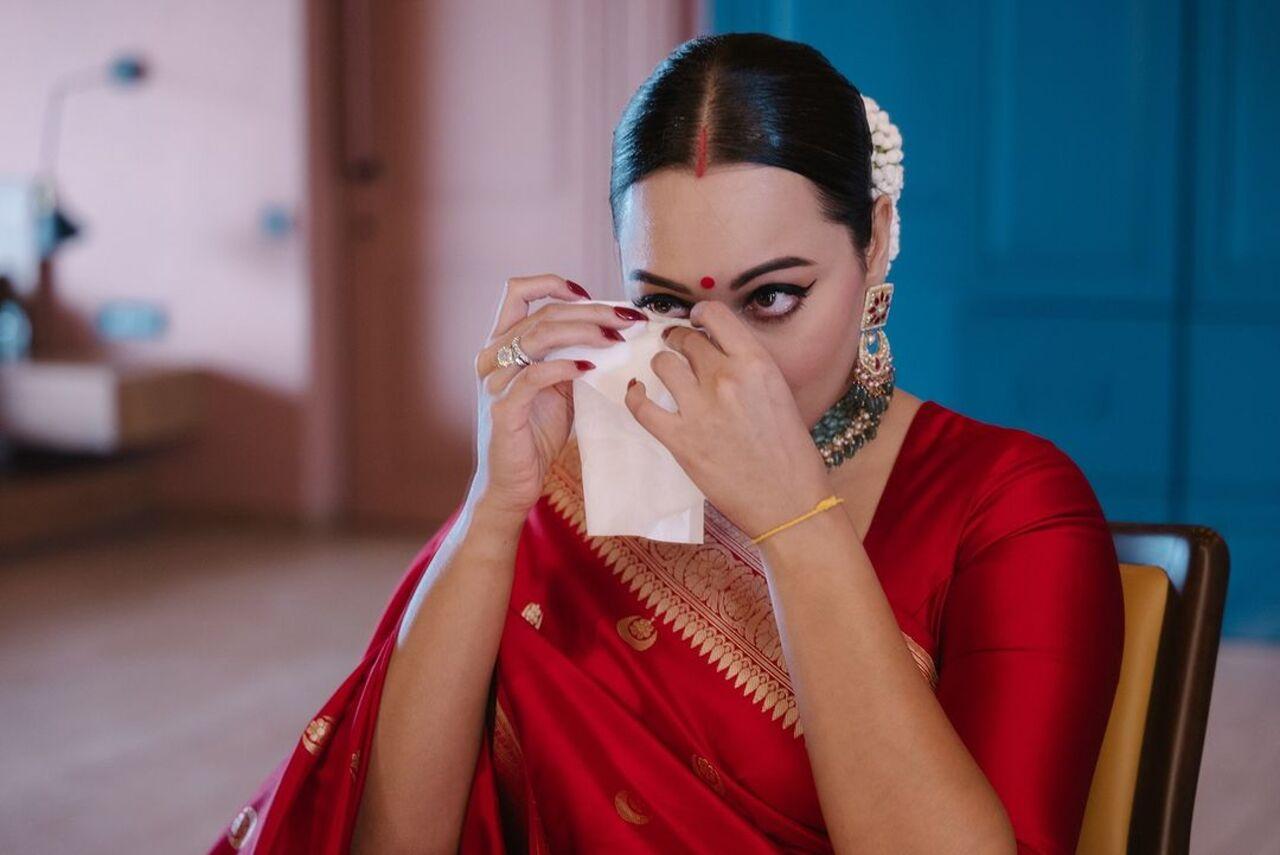 Sonakshi also got emotional and cried looking at herself wearing sindoor for the first time. 