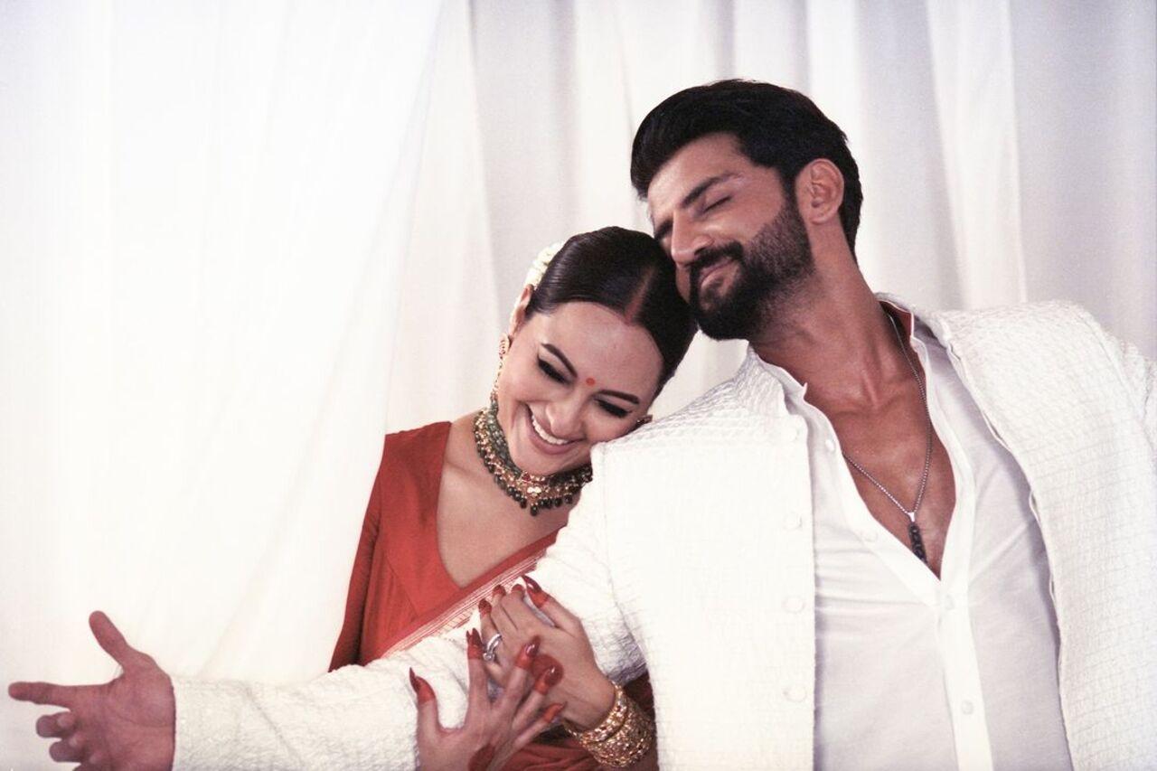 This picture is Sonakshi's phone wallpaper as they're seen being filmy while getting their wedding photos clicked. 