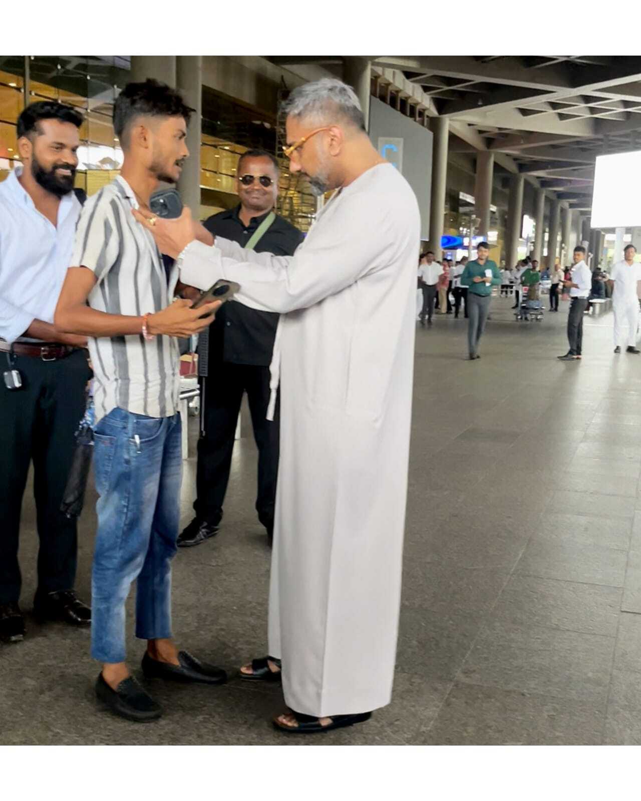 Honey Singh was spotted at the airport interacting with a fan