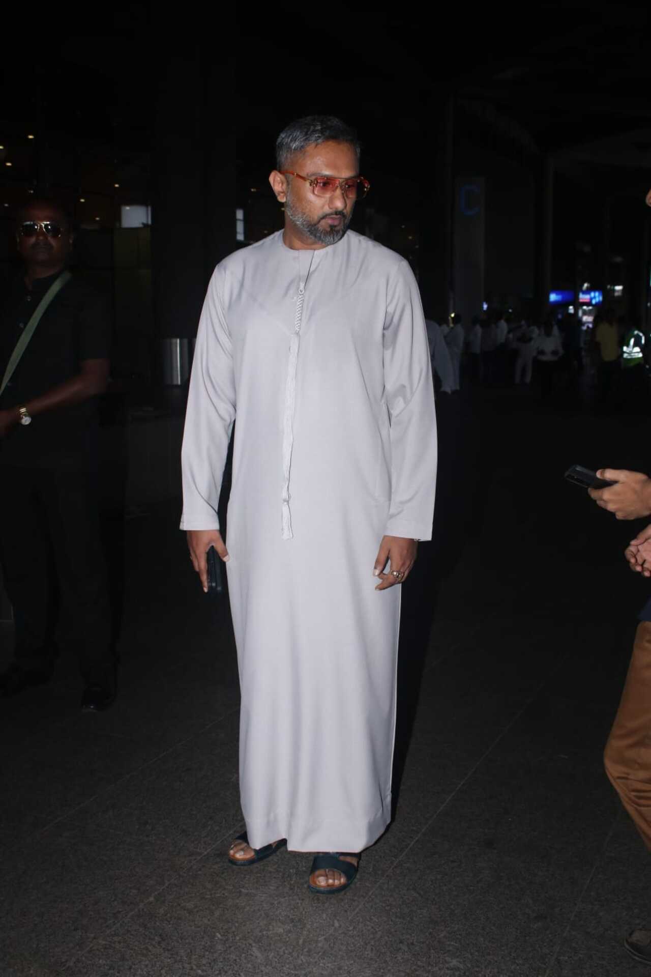 Honey Singh was spotted in an all-white outfit as he arrived in Mumbai for Anant Ambani and Radhika Merchant wedding