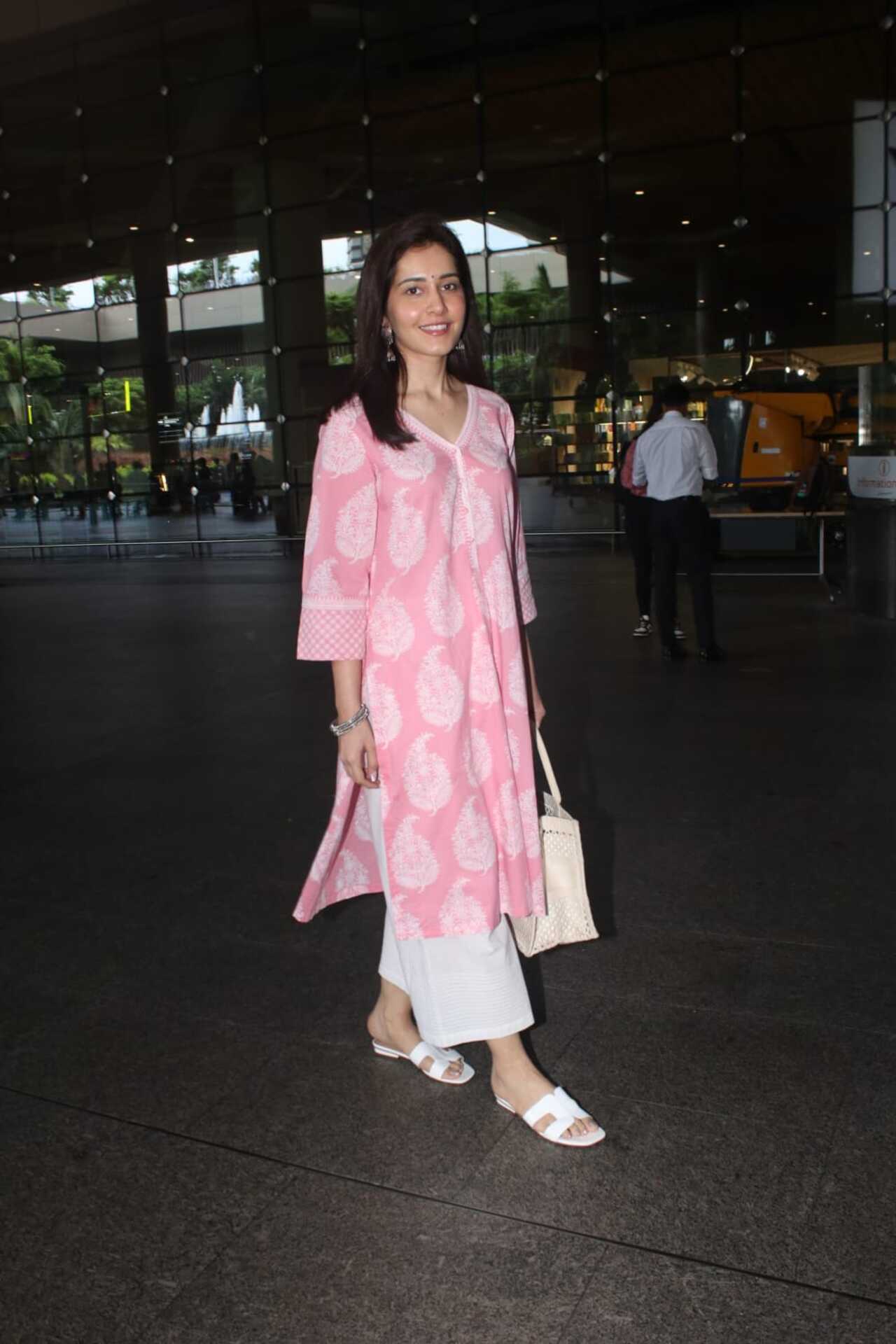 Raashii Khanna was seen in a simple pink and white kurta set at the Mumbai airport