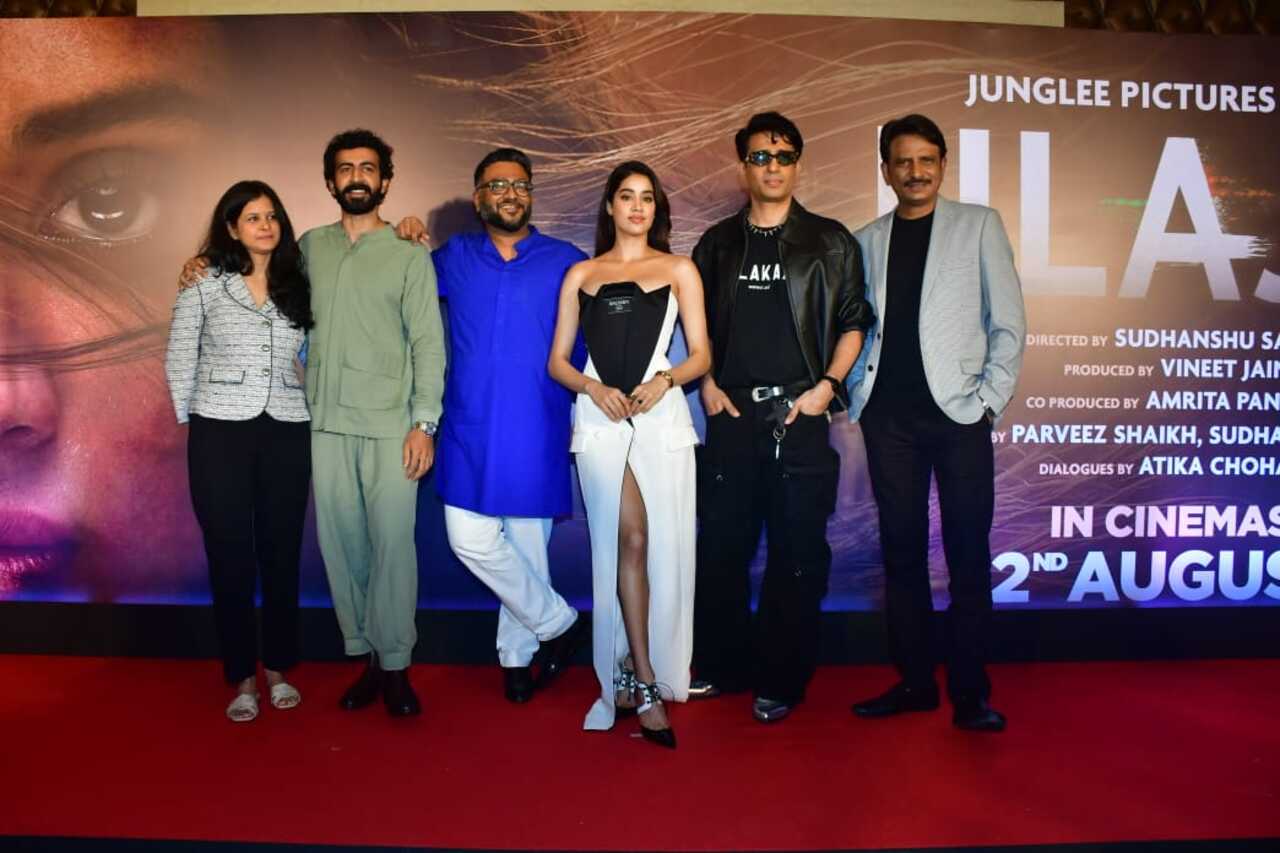 The whole team of Ulajh pose together