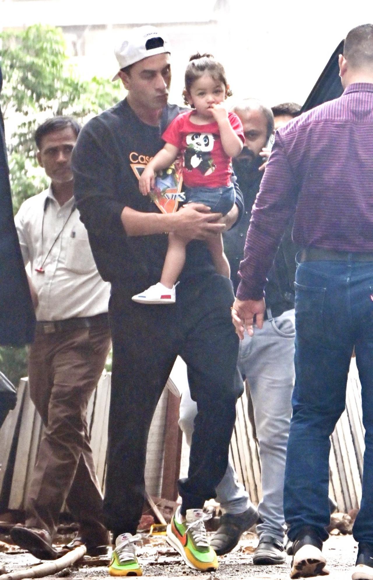 Ranbir Kapoor with his daughter Raha at the site of their under construction home