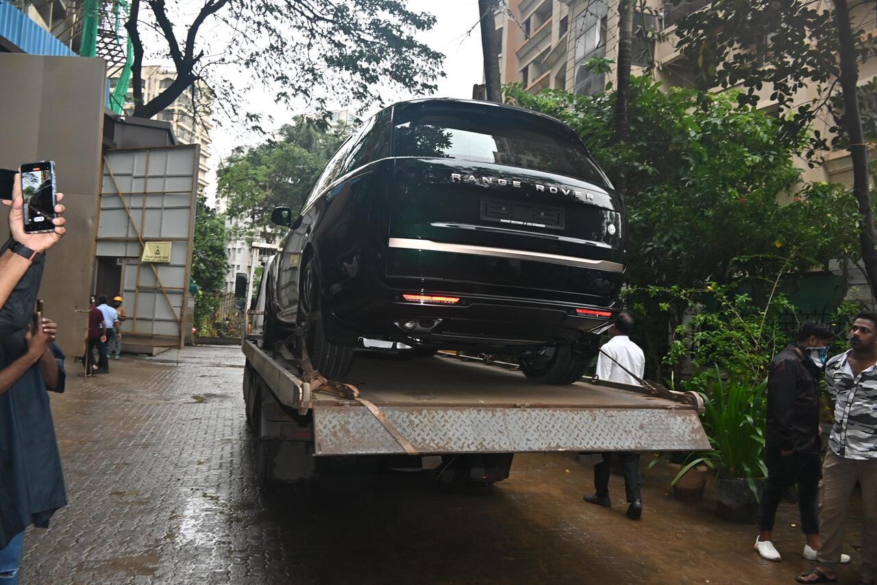 Sanjay Dutt's new car was seen arriving at his residence on his birthday