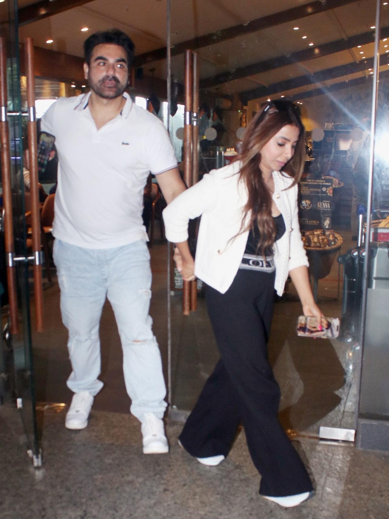 Arbaaz Khan was seen arriving to receive his wife Sshura Khan from the airport