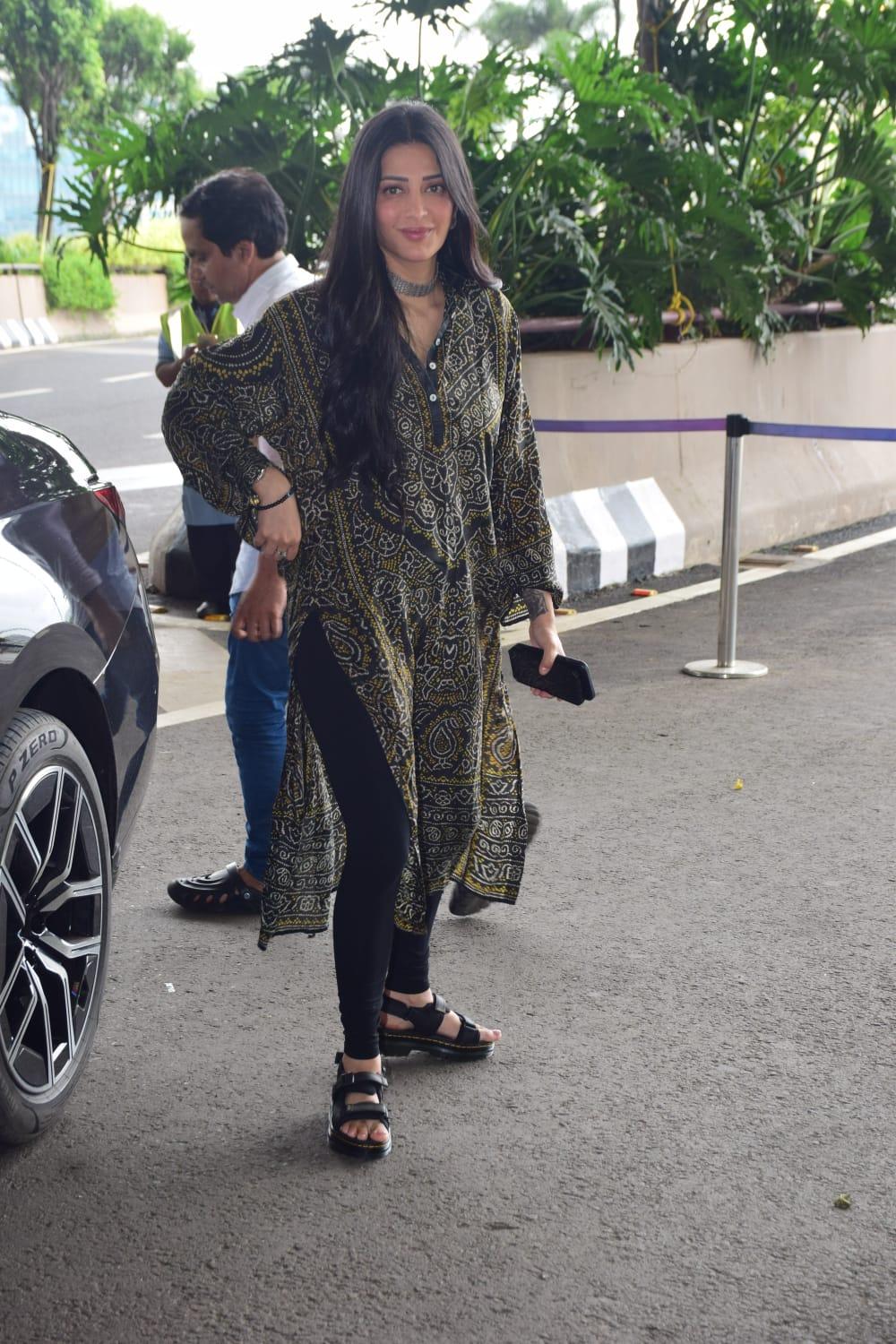 Shruti Haasan was clicked in a beautiful kurta at the Mumbai airport