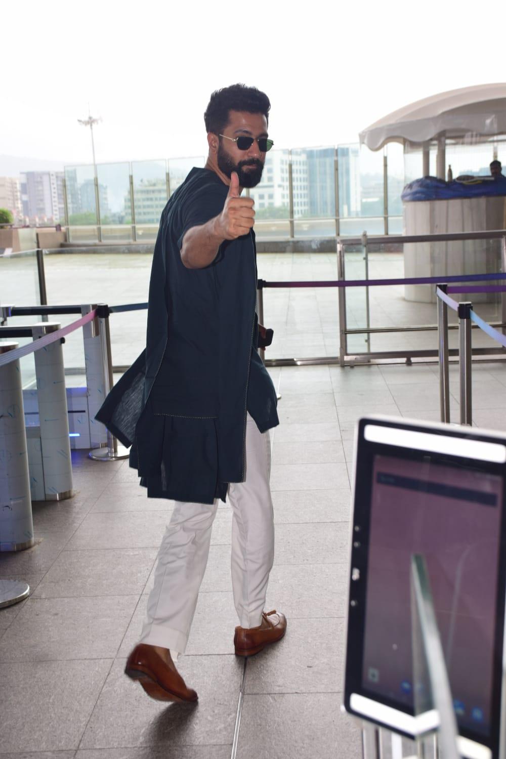 Vicky Kaushal engaged with the paparazzi at the Mumbai airport before jetting off  for Bad Newz promotions