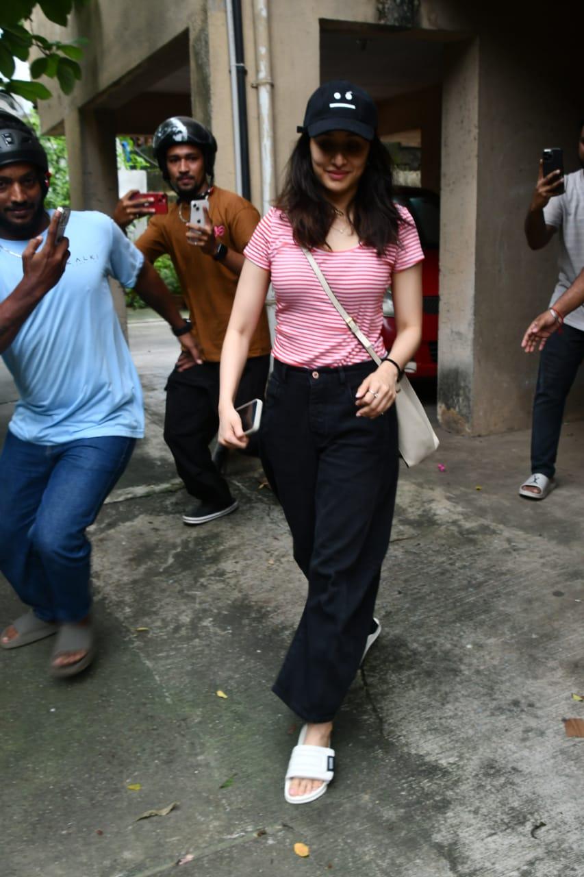 Shraddha Kapoor was clicked in Juhu today. Just take a look at the paparazzi rushing to get a picture of the actress!