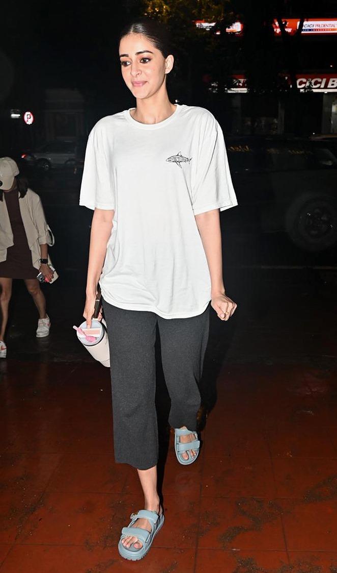 The actress engaged with the paparazzi and promptly walked to her car
