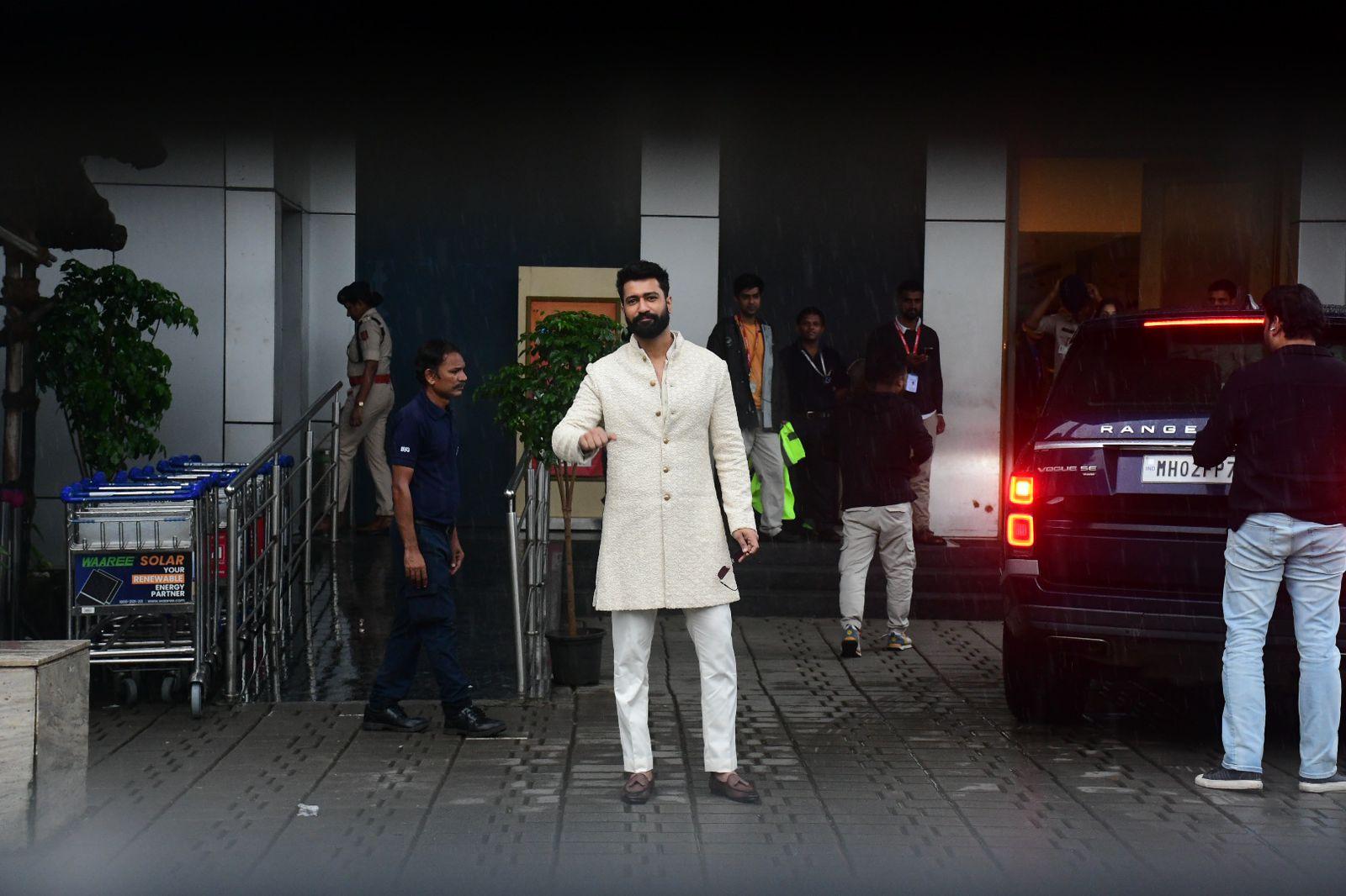 Vicky Kaushal looked handsome as he got clicked at the Kalina airport