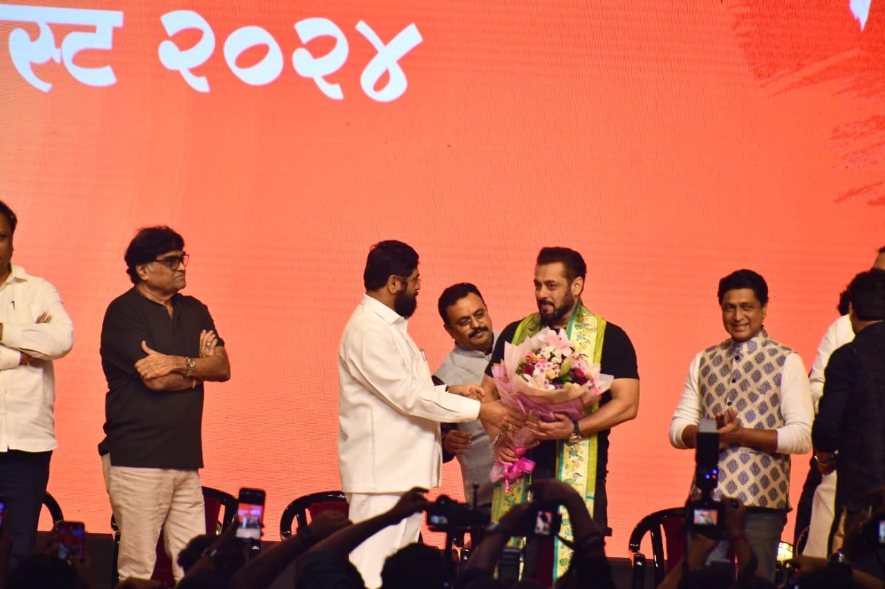 The Bollywood superstar was kindly felicitated with flowers