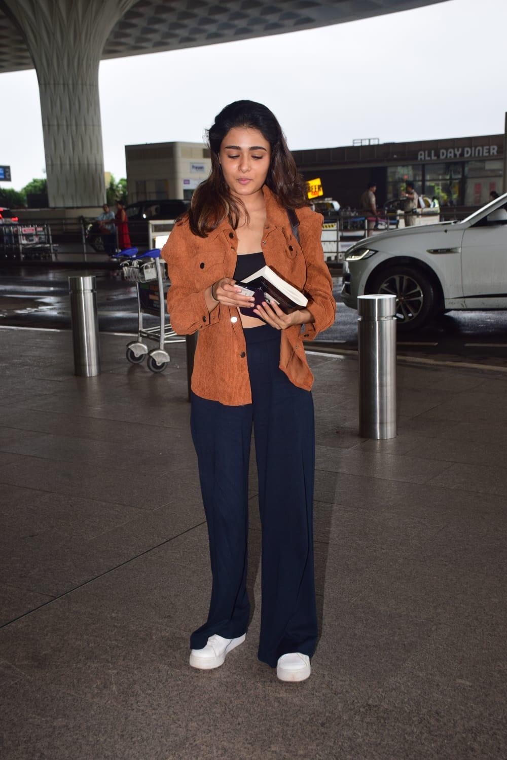 Shalini Pandey was clicked at the Mumbai airport