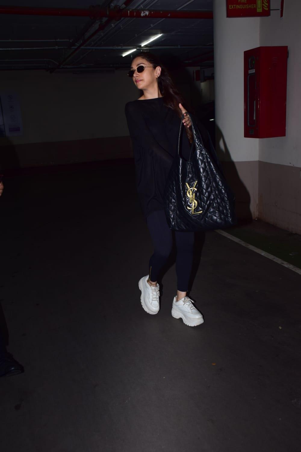 If you are a big fan of airport looks, then Aditi Rao Hydari's all-black outfit is just perfect to take inspiration from