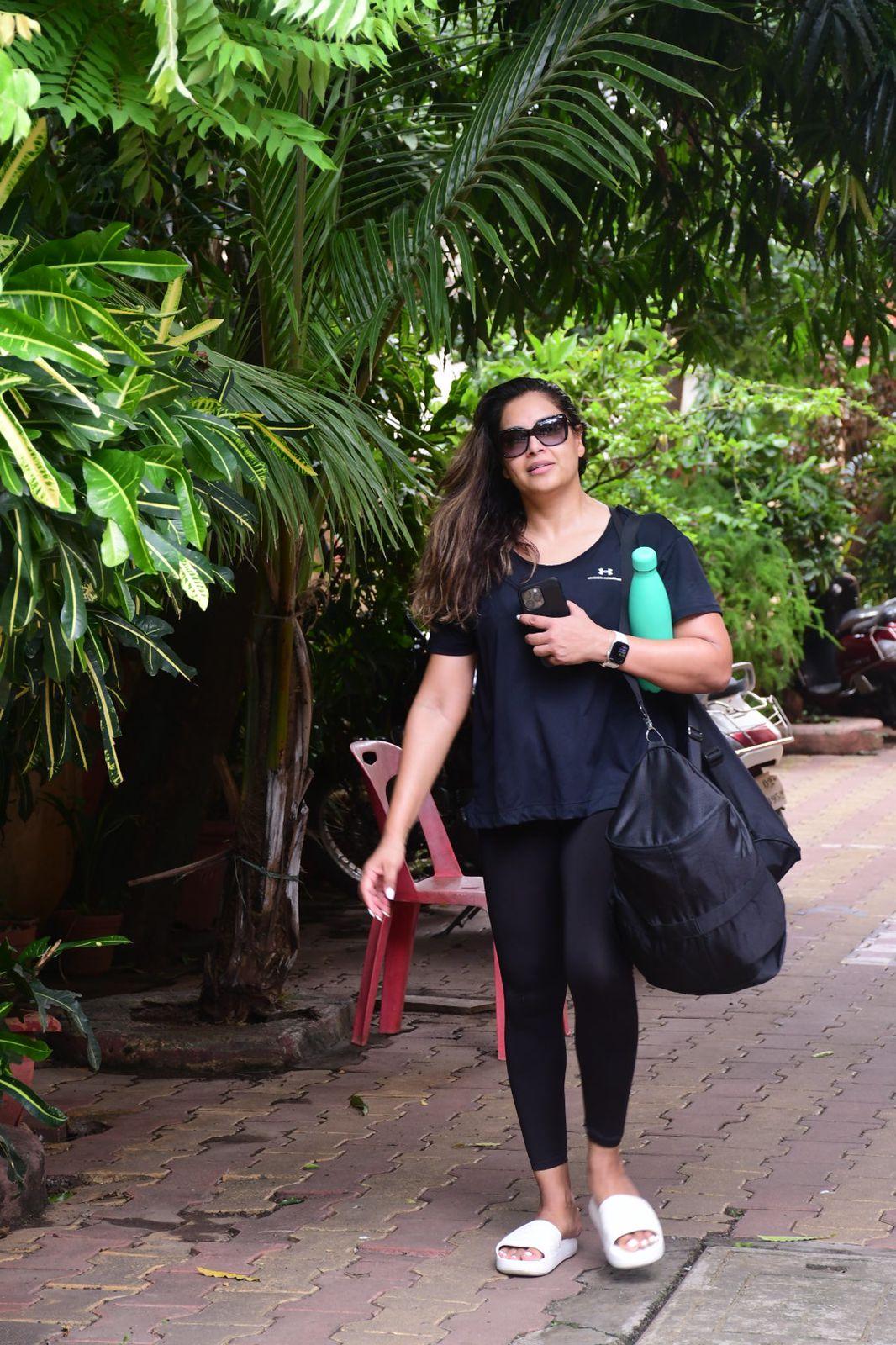Bipasha Basu's look proved that celebs also love to wear casual and comfy cloths