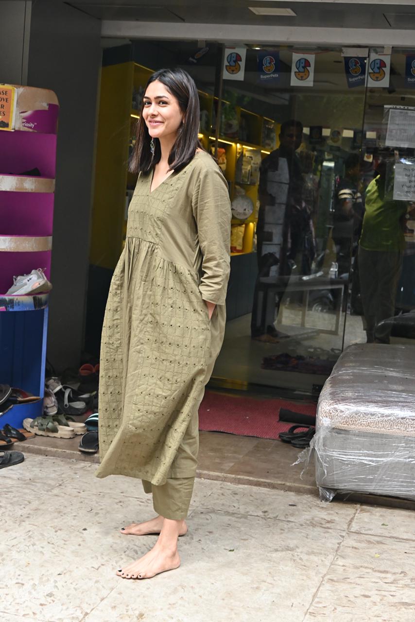 Mrunal Thakur wore an olive green coloured kurta and paired it with matching pants. This look is perfect to ace your day outing