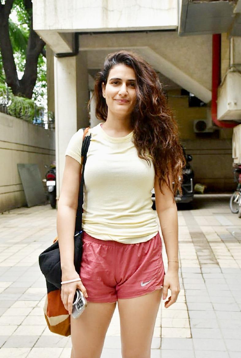 Looking fresh as ever, Fatima happily posed for the paparazzi outside the gym