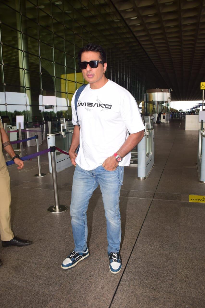 The actor engaged in some friendly talk with the paparazzi before jetting off 
