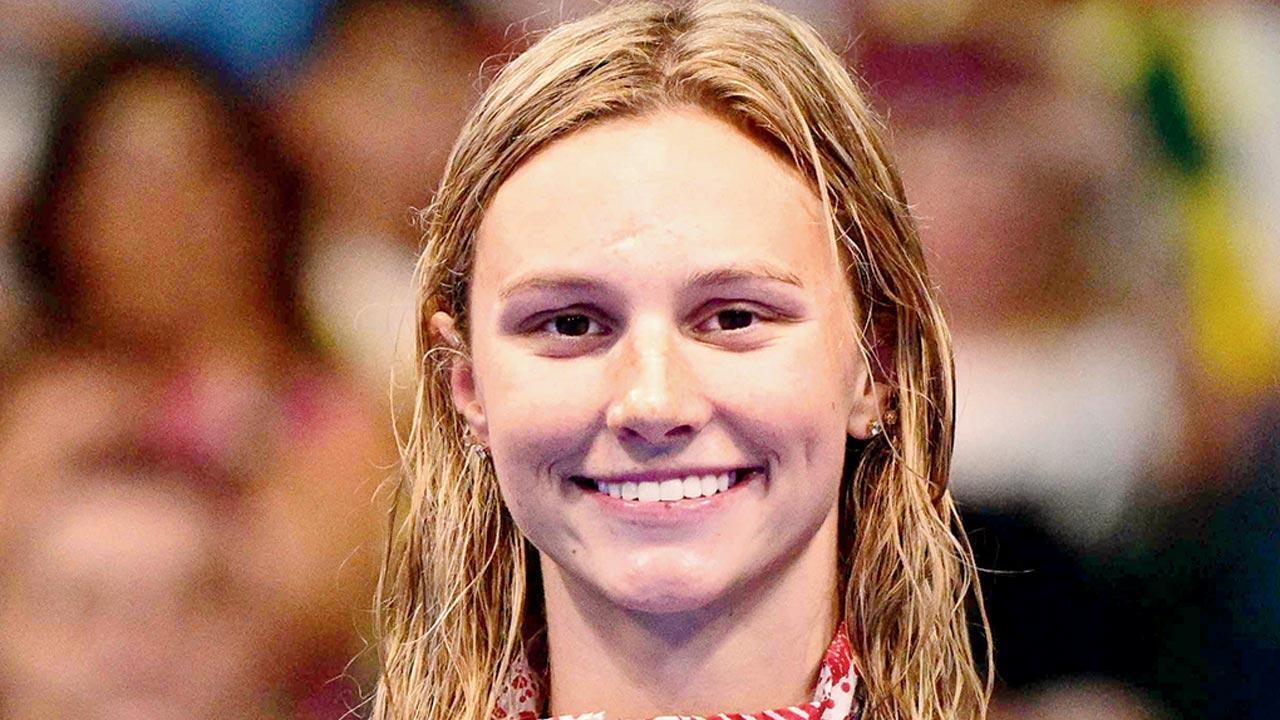 Teen swim star Summer McIntosh wins 400m gold