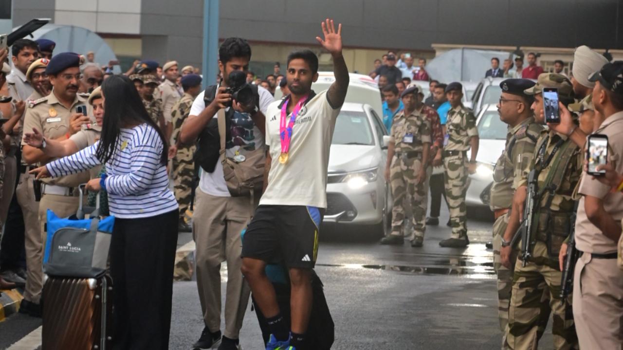 Team India's Suryakumar Yadav also arrived with the team. The veteran took a stellar catch in the final over to steal the victory from South Africa
