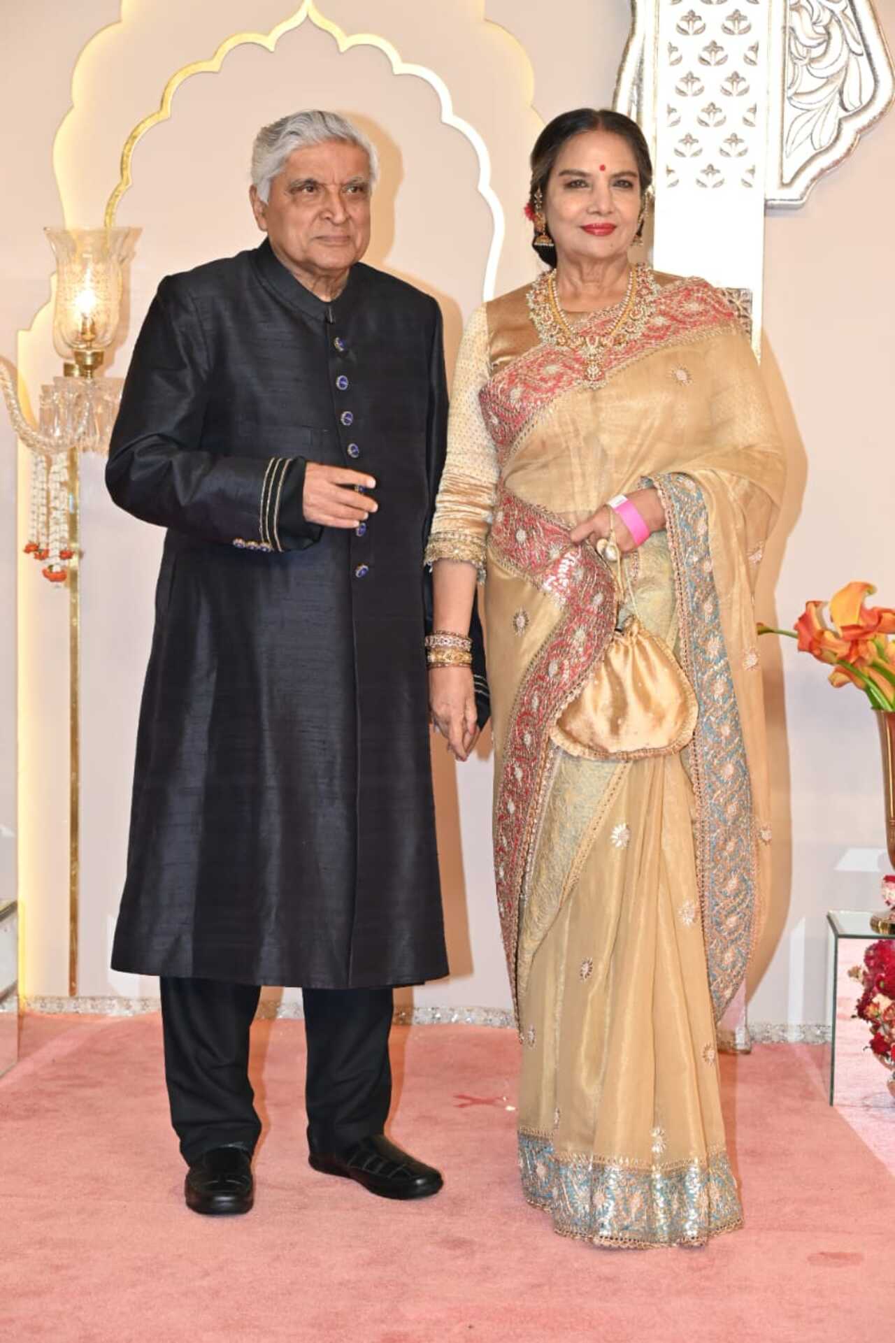Javed Akhtar was seen wear black outfit while Shabana Azmi stunned in a golden saree