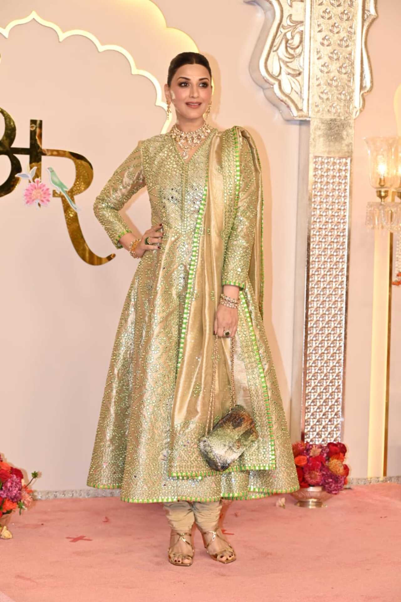 Sonali Bendre wore a green and golden anarkali suit for the special occasion
