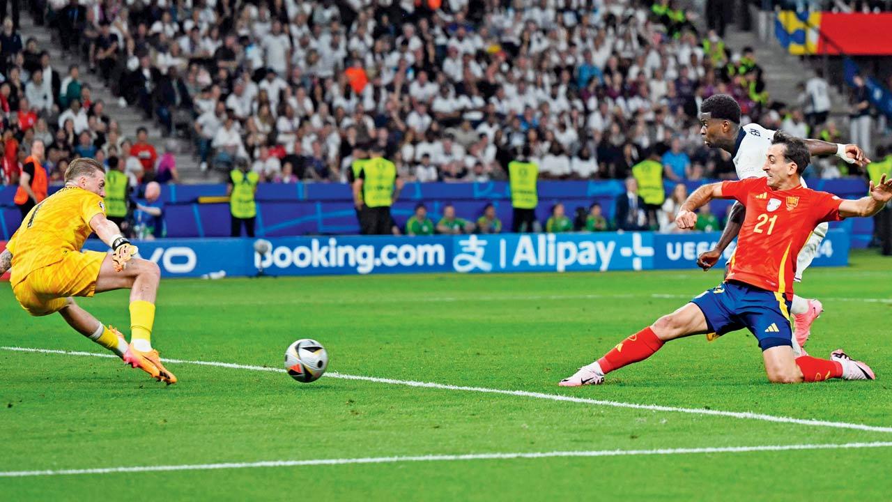 86th min: Mikel Oyarzabal slides in to tap the winner for Spain... 2-1