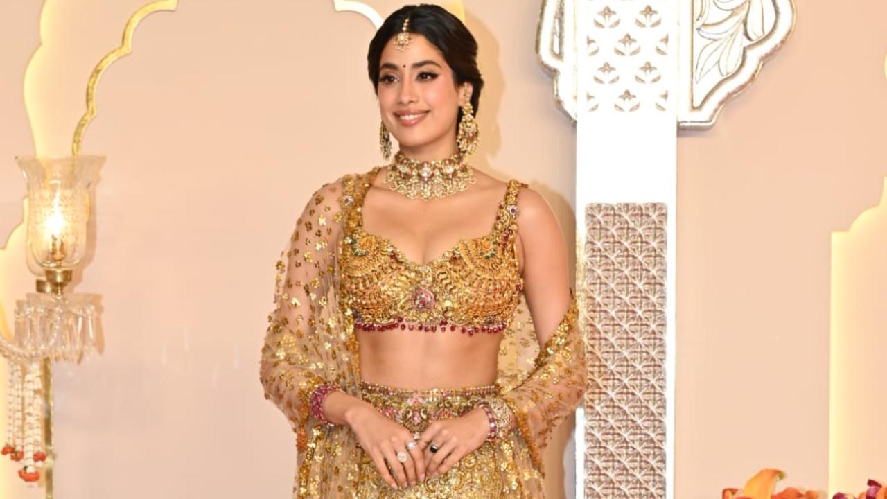 The baraatis at Anant Ambani and Radhika Merchant's outfit served two looks at the ceremony. After a blingy rose gold lehenga, Janhvi exuded regal vibes in a golden lehenga adorned with sequins. 