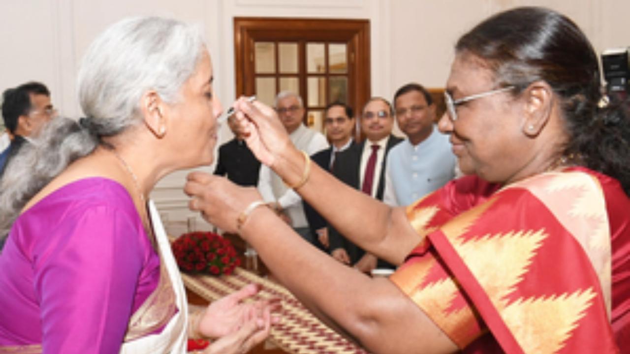 Union Budget 2024: President Droupadi Murmu offers customary ‘dahi-cheeni' blessing to FM Nirmala Sitharaman