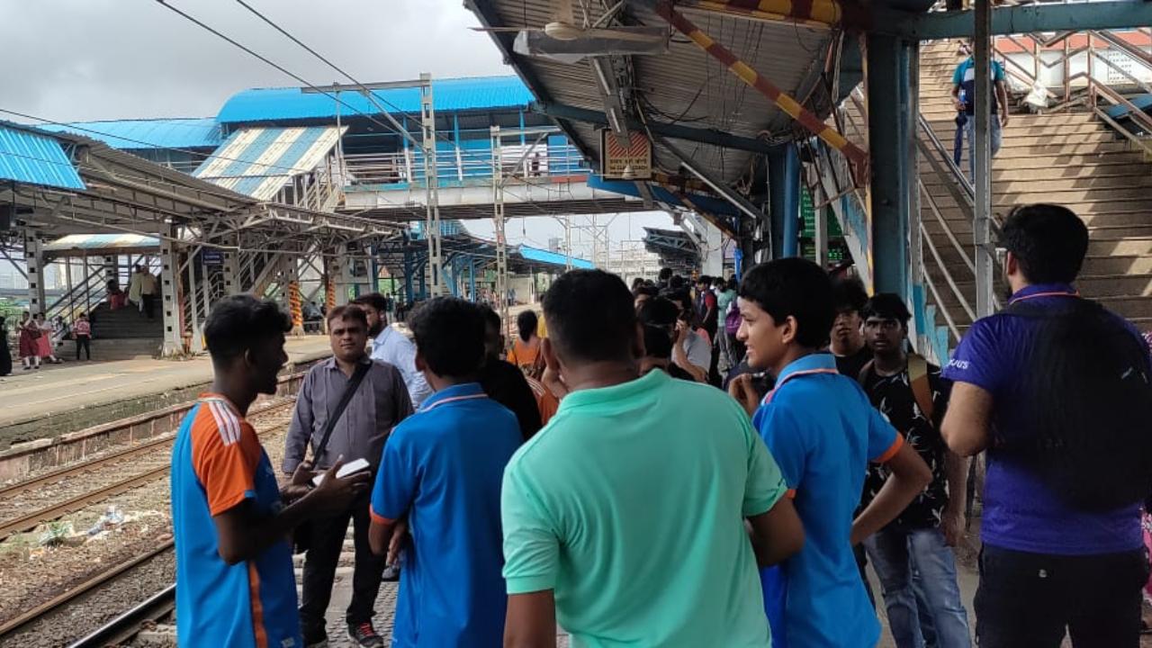 Fans donning the Indian jersey wait for the train at Bandra station (Photo: Nascimento Pinto)
Cricket fans from across the city are making their way to Marine Drive, eagerly waiting to watch the T20 World Cup-winning Indian cricket team live at the victory parade.