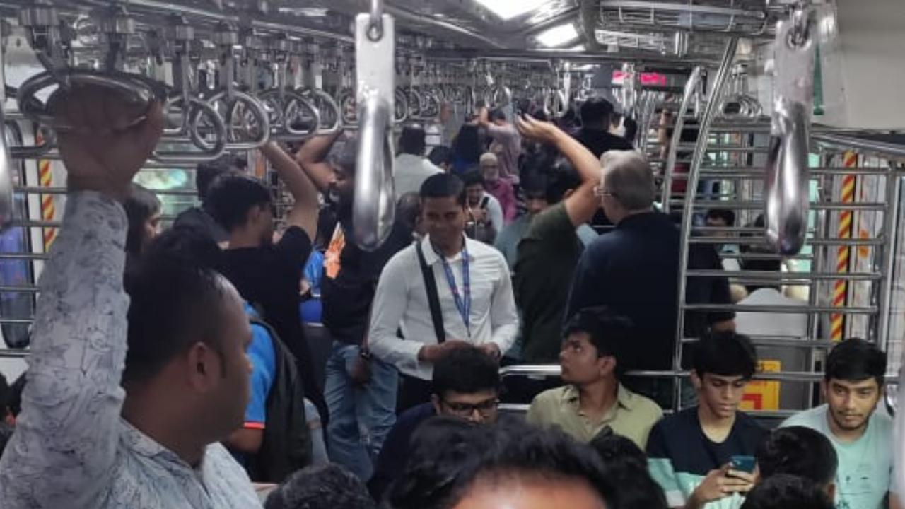 Local trains packed with fans heading towards Wankhede (Photo: Nascimento Pinto)
While crowded Mumbai locals are not an unusual sight, today is a special occasion. All compartments (both first and second class) of trains travelling towards Churchgate are fully packed. The trains are filled with hues of blue as Mumbaikars head towards Marine Drive and Wankhede for the victory parade. Officials are on high alert, and strict ticket-checking is happening. Chants of 'India, India', 'Bharat Mata Ki Jai' and 'Mumbai Cha Raja Rohit Sharma' can be heard in the local trains. 