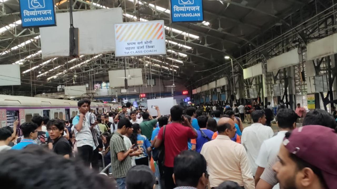 Fans throng Churchgate station as the time for Indian Cricket Team’s arrival draws near (Photo: Nascimento Pinto)
The excitement of the crowd is palpable as fans head towards Marine Drive and Wankhede Stadium.