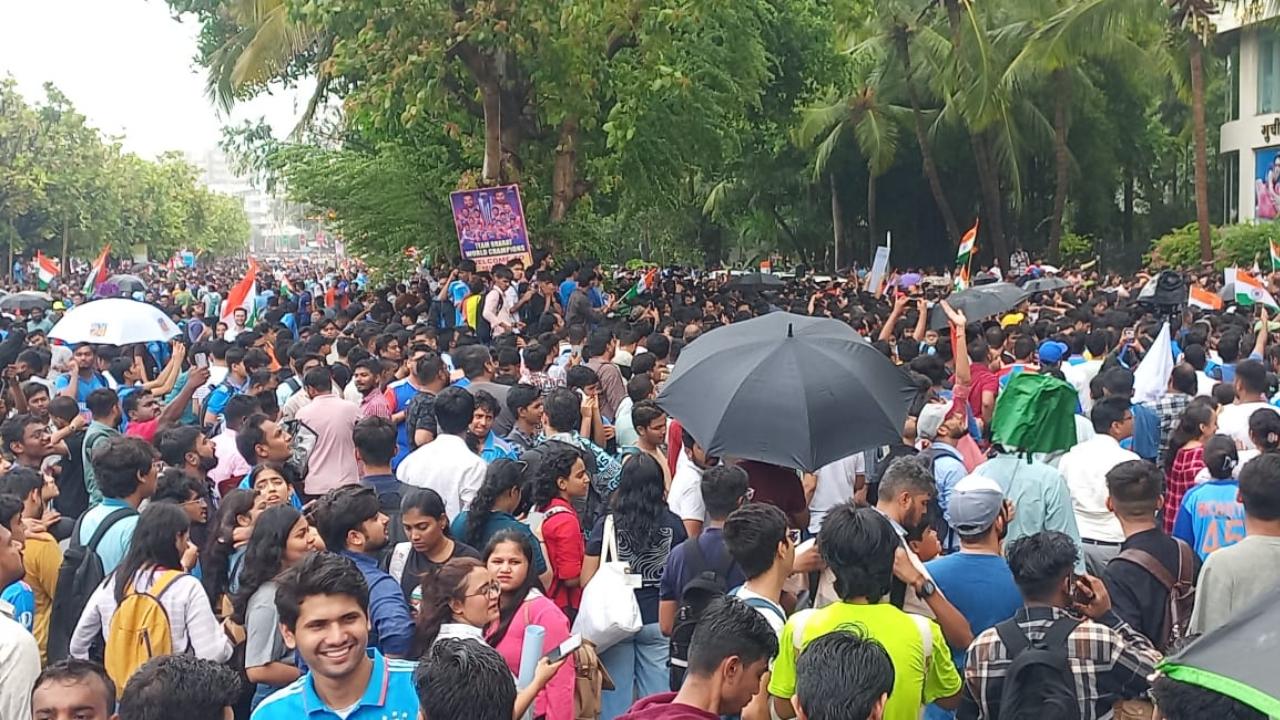 Fans eagerly await the arrival of the Indian Cricket Team at Marine Drive (Photo: Sayyed Sameer Abedi)
The Indian Cricket Team is yet to arrive at Marine Drive. However, the fans' enthusiasm is at an all-time high as they wait there, even amid strict security measures and downpours.