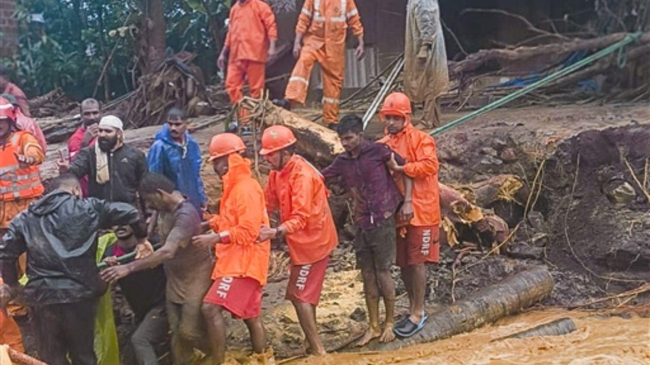 District authorities are also considering airlifting people from the most severely affected areas, such as Mundakkai.