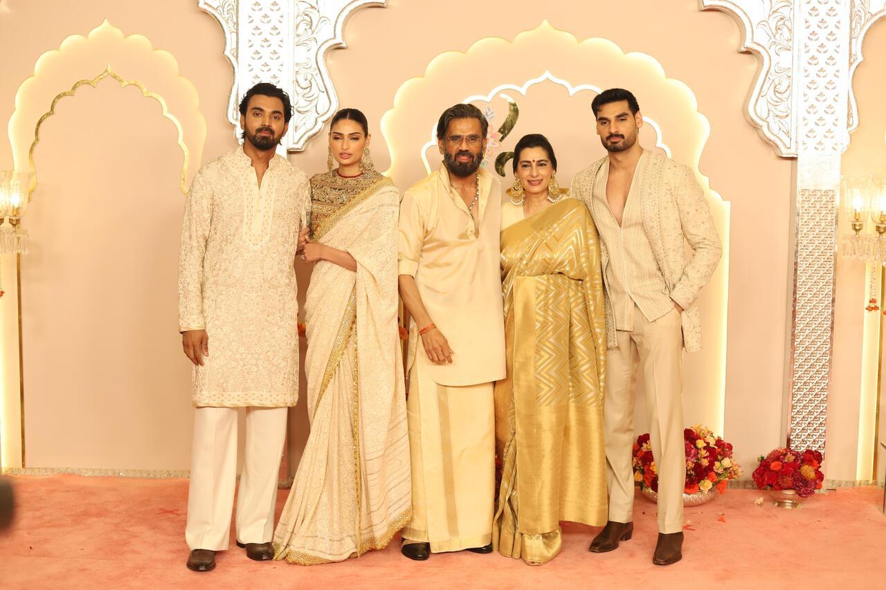 Suniel Shetty poses with his whole family- wife Mana, daughter Athiya, Son-in-law KL Rahul and son Ahan