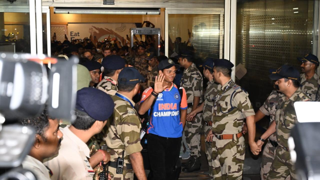 Yashasvi Jaiswal waves at fans as Team India touched down in Mumbai