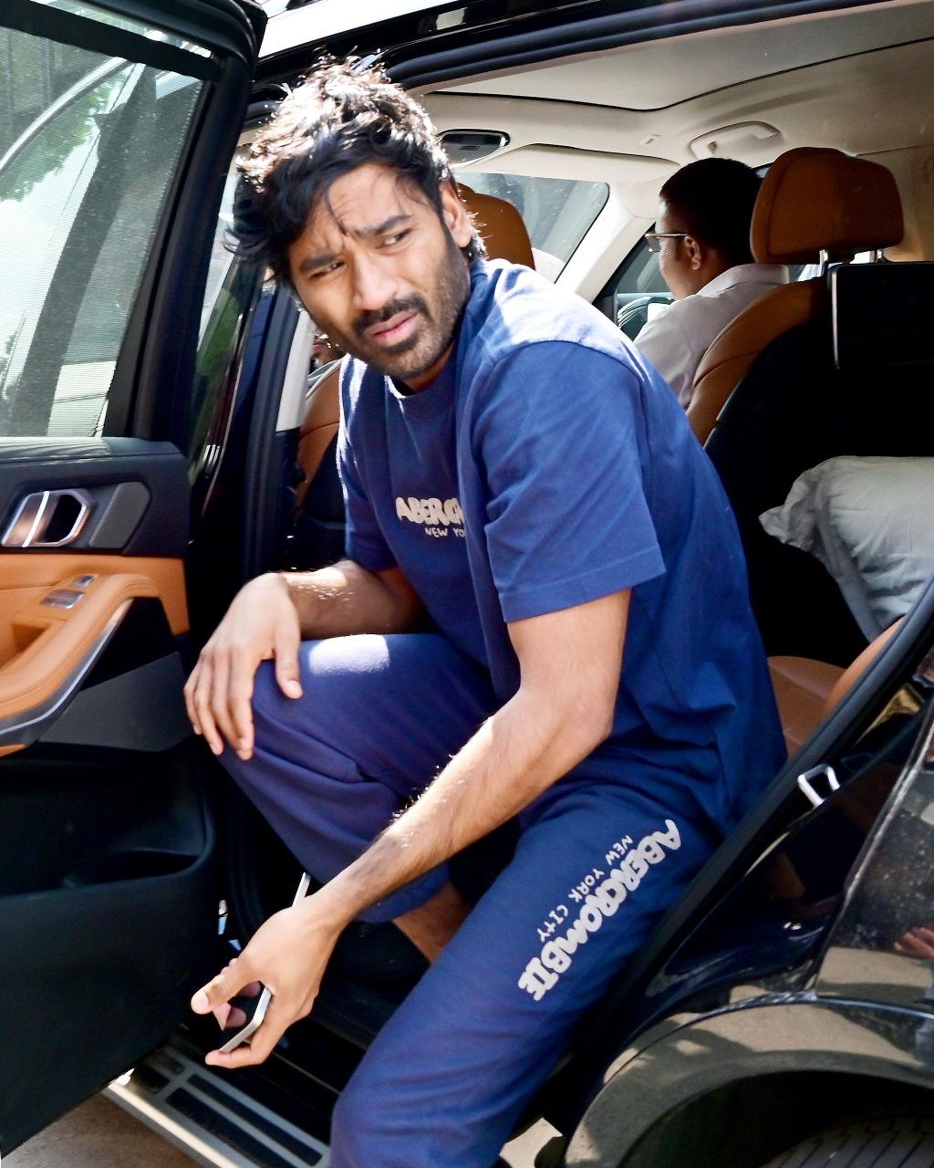 Dhanush accompanied Nagarjun at Mumbai airport