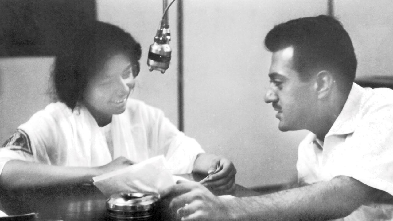 Ameen Sayani with actor Nanda. Chitrahaar, sponsored by S Kumar, beamed every Wednesday at 3 pm, and was targeted at homemakers. It’s popularity pushed it to the prime 7 pm slot. Pic/Rajil Sayani