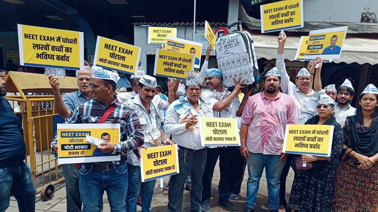 The protest was held in Dadar area of Mumbai on Wednesday. Pics/AAP on X