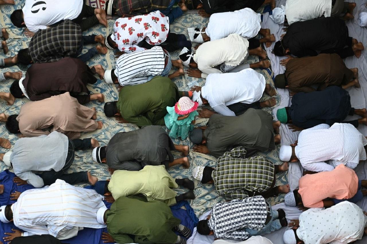 In Srinagar, devotees gathered at a Government Girls Higher Secondary School in Sonwar to offer their prayers